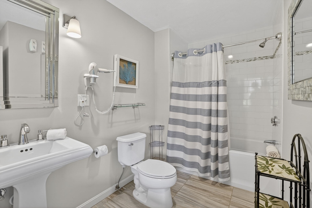 9 Thaxter Ln Edgartown, MA 02539