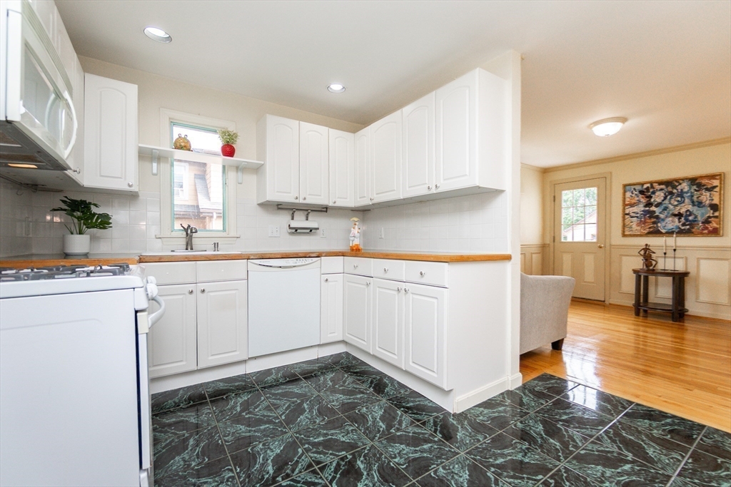 6 Avon Ct #2 Wakefield, MA 01880 6 Avon Ct #2 Wakefield, MA 01880