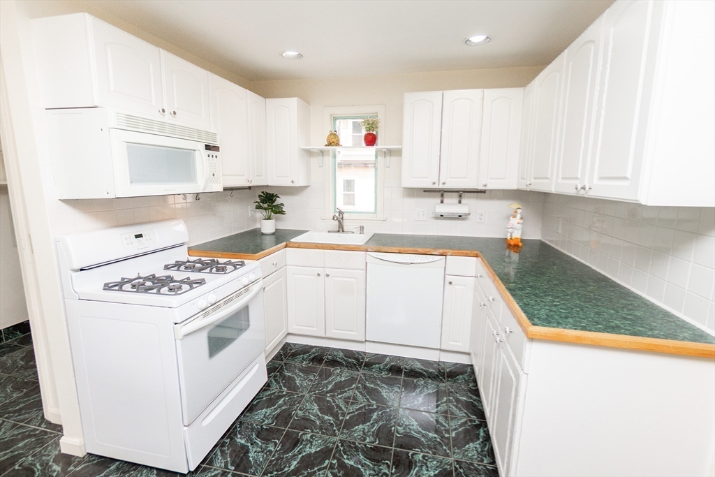 6 Avon Ct #2 Wakefield, MA 01880 6 Avon Ct #2 Wakefield, MA 01880