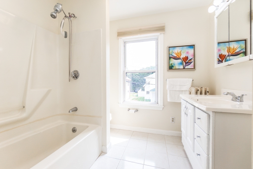6 Avon Ct #2 Wakefield, MA 01880 6 Avon Ct #2 Wakefield, MA 01880