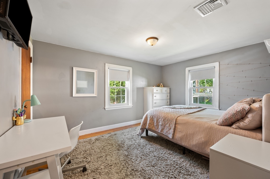 37 Hillcrest Rd Wakefield, MA 01880 37 Hillcrest Rd Wakefield, MA 01880