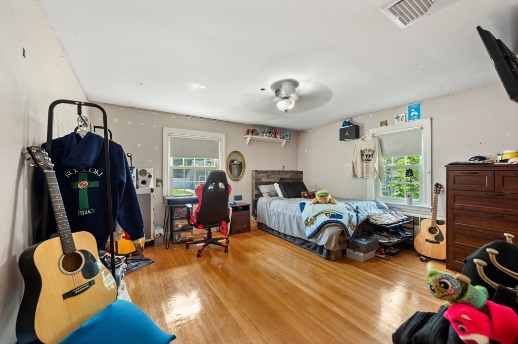 37 Hillcrest Rd Wakefield, MA 01880 37 Hillcrest Rd Wakefield, MA 01880