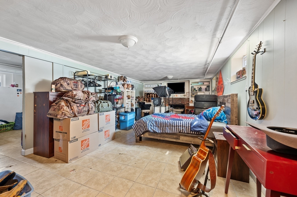 37 Hillcrest Rd Wakefield, MA 01880 37 Hillcrest Rd Wakefield, MA 01880