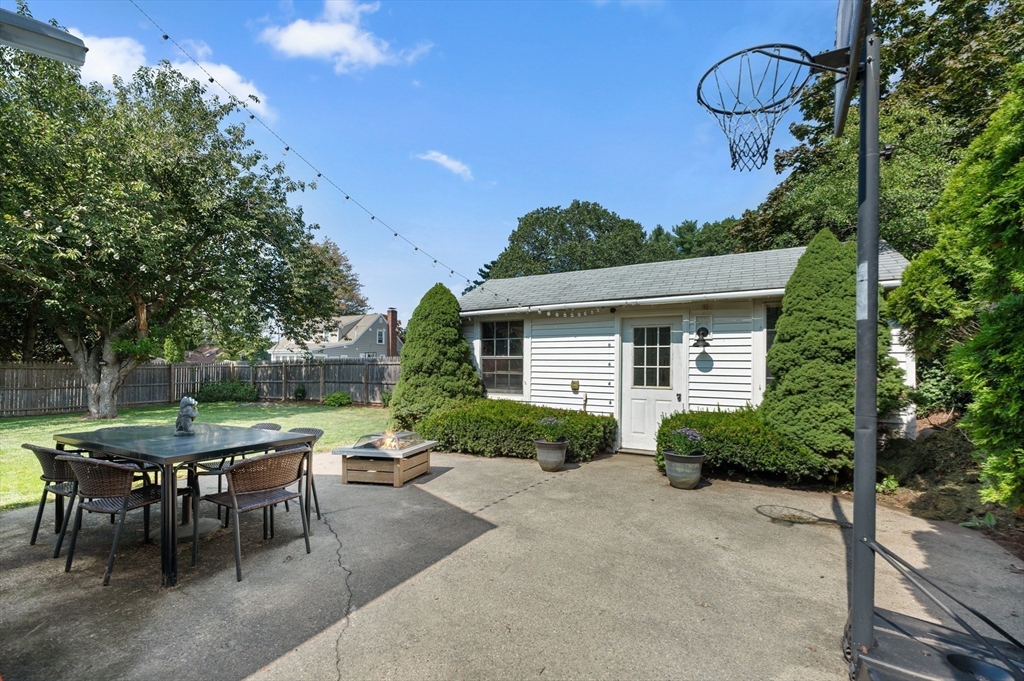 37 Hillcrest Rd Wakefield, MA 01880 37 Hillcrest Rd Wakefield, MA 01880