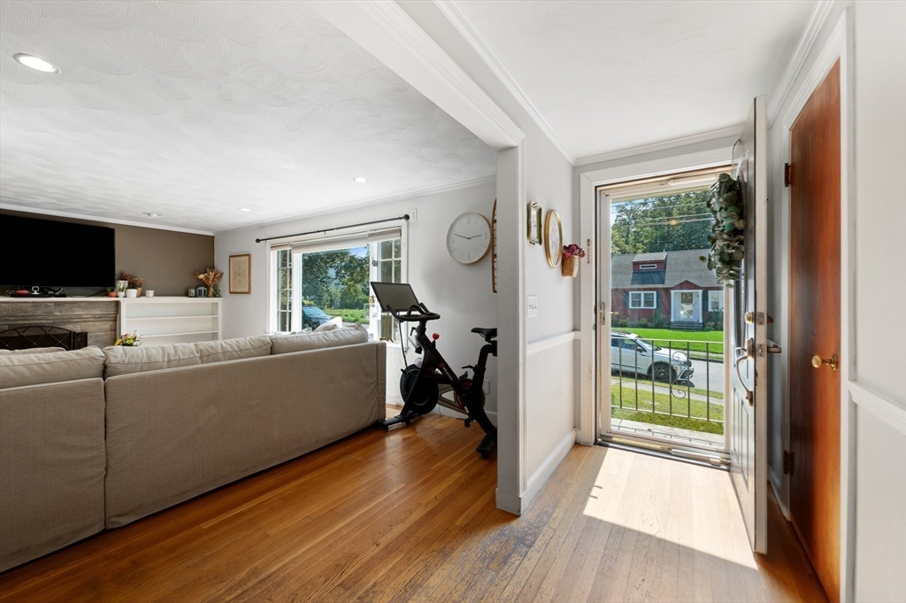 37 Hillcrest Rd Wakefield, MA 01880 37 Hillcrest Rd Wakefield, MA 01880