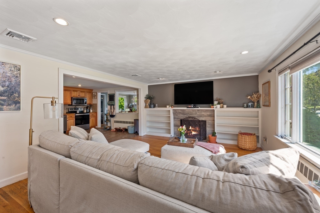 37 Hillcrest Rd Wakefield, MA 01880 37 Hillcrest Rd Wakefield, MA 01880