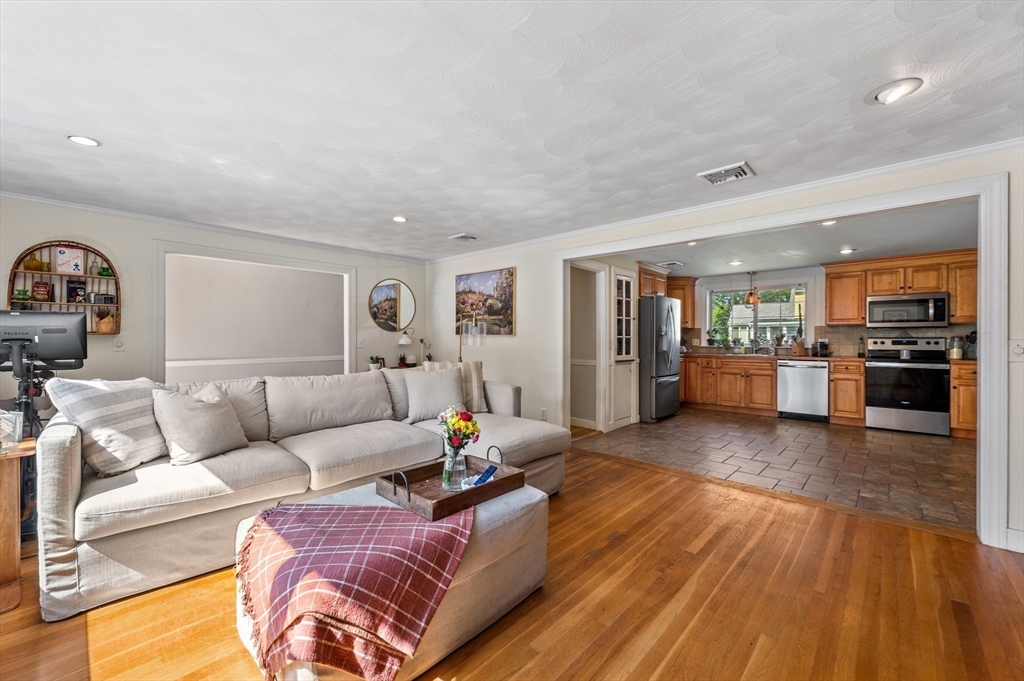 37 Hillcrest Rd Wakefield, MA 01880 37 Hillcrest Rd Wakefield, MA 01880
