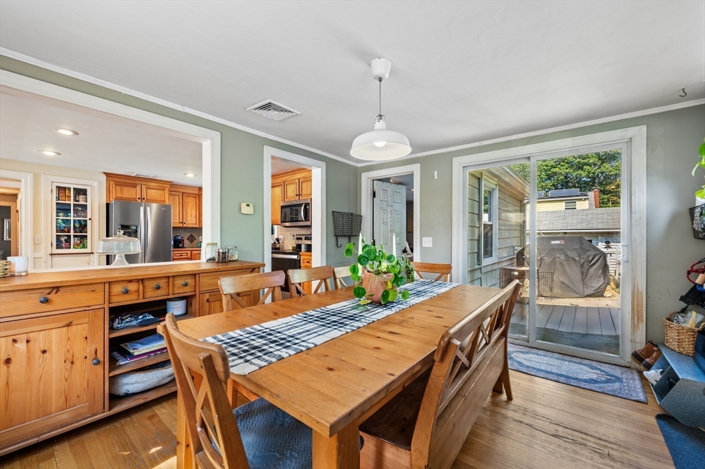 37 Hillcrest Rd Wakefield, MA 01880 37 Hillcrest Rd Wakefield, MA 01880