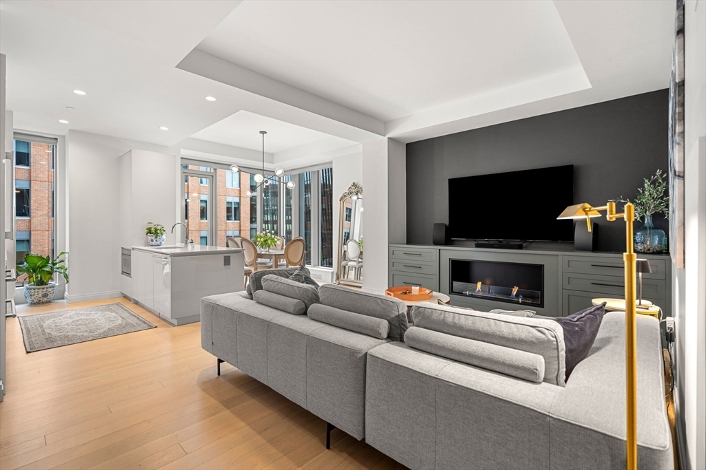 135 Seaport Blvd #1806