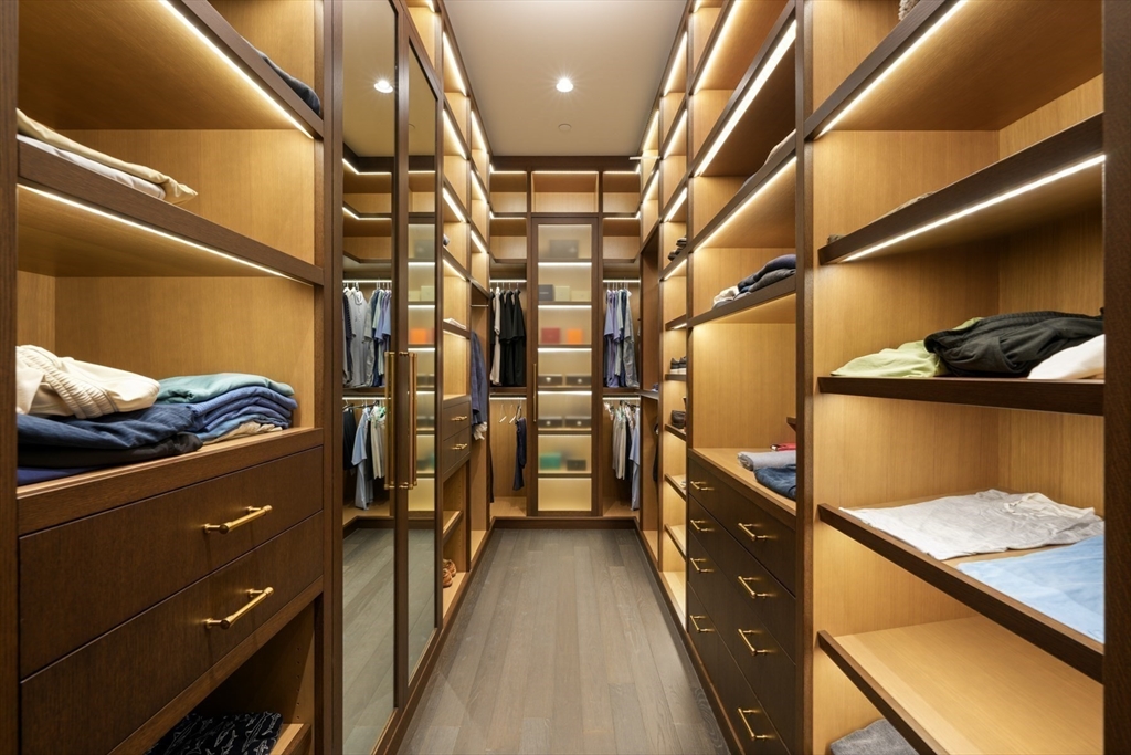 50 Liberty Dr #PH1B Boston, MA 02210