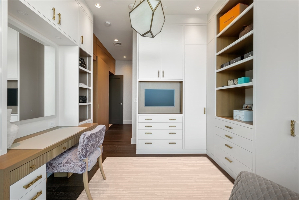 50 Liberty Dr #PH1B Boston, MA 02210