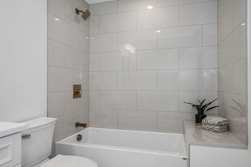 13 Chestnut St #A Wakefield, MA 01880 13 Chestnut St #A Wakefield, MA 01880