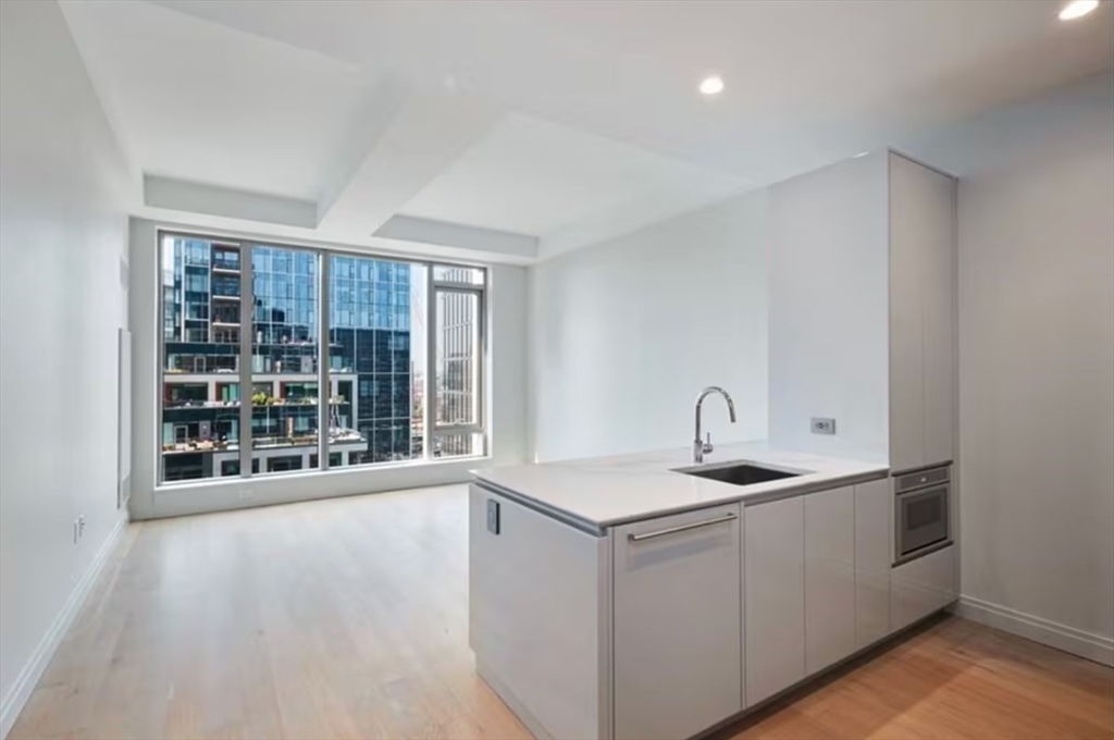 133 Seaport Blvd #807