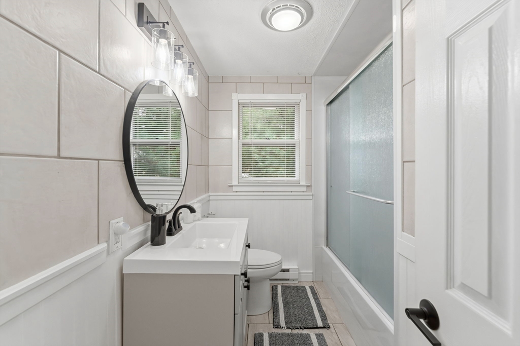 26 Wakefield Ave Webster, MA 01570