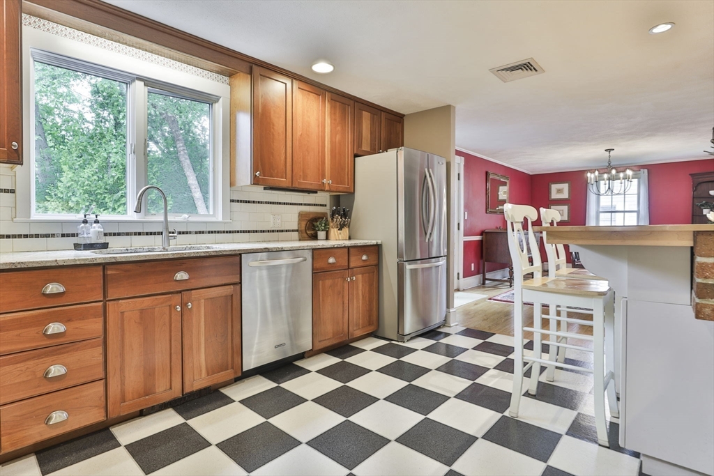 33 Reynolds Rd Wakefield, MA 01880