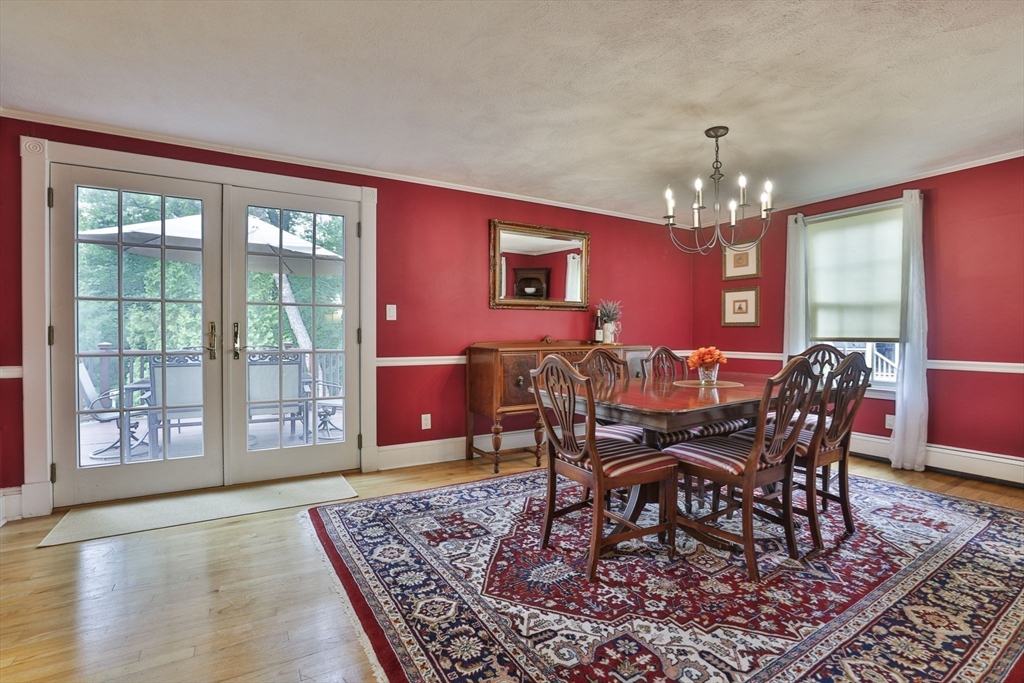 33 Reynolds Rd Wakefield, MA 01880