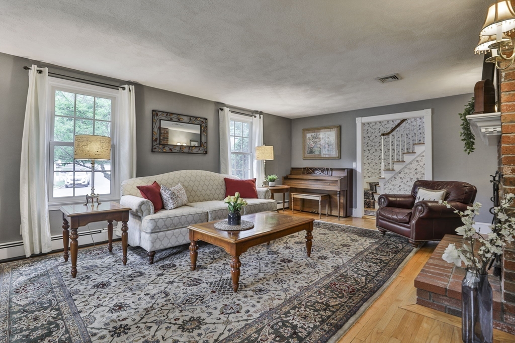 33 Reynolds Rd Wakefield, MA 01880