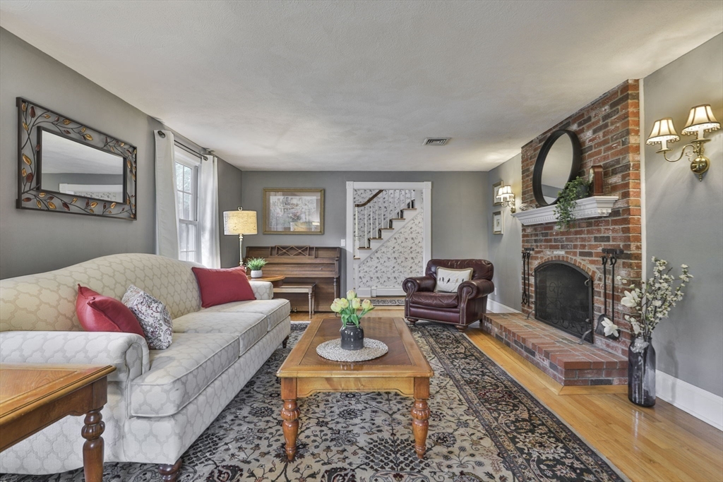 33 Reynolds Rd Wakefield, MA 01880