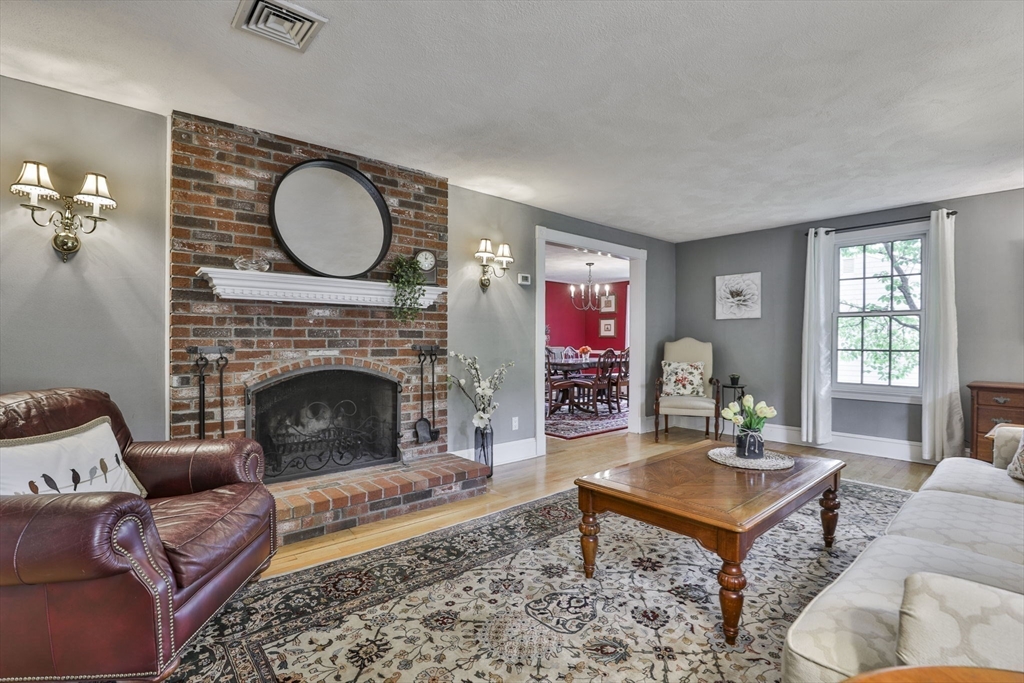 33 Reynolds Rd Wakefield, MA 01880