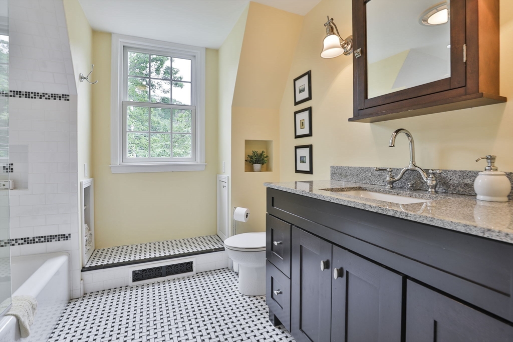 33 Reynolds Rd Wakefield, MA 01880