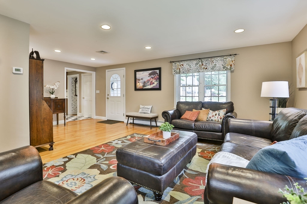 33 Reynolds Rd Wakefield, MA 01880