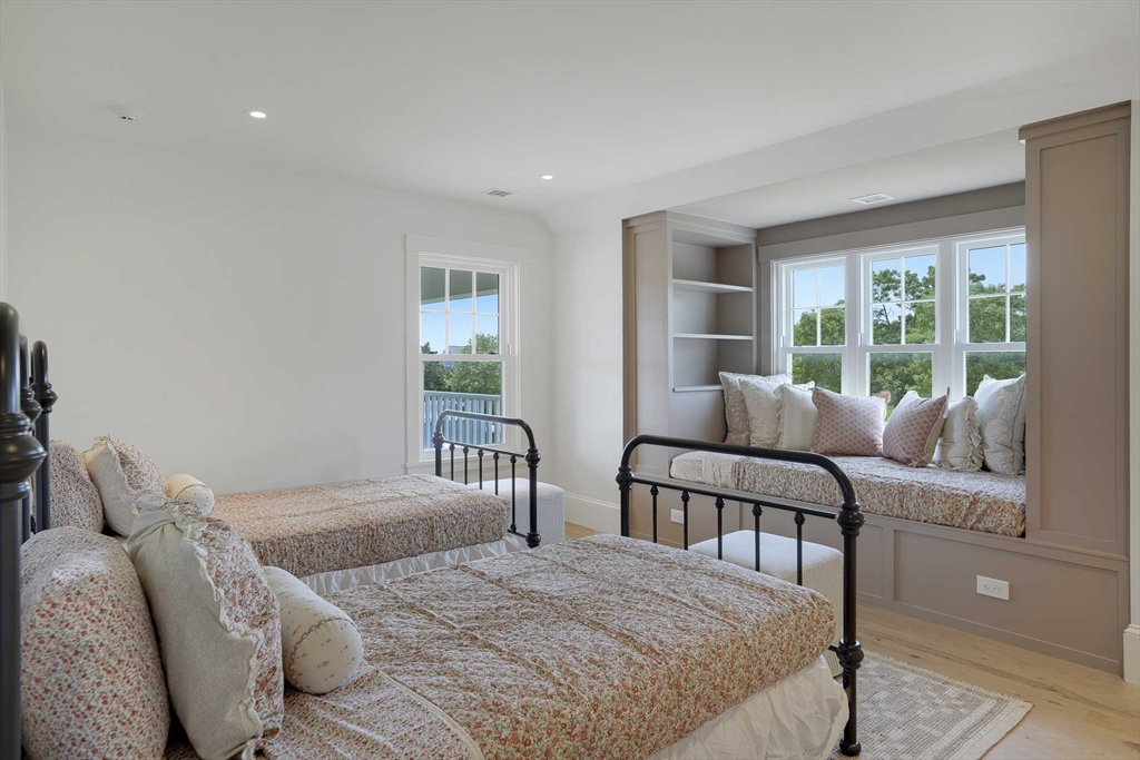 4 Somerset Ln Edgartown, MA 02539 4 Somerset Ln Edgartown, MA 02539