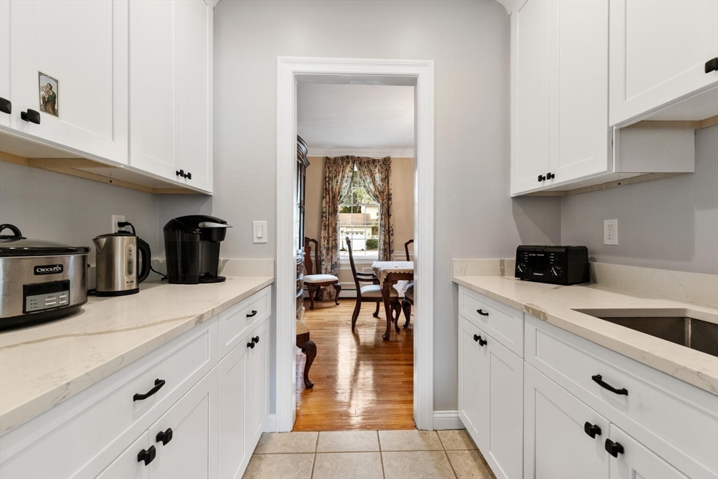 4 Mcdonald Farm Rd Wakefield, MA 01880 4 Mcdonald Farm Rd Wakefield, MA 01880