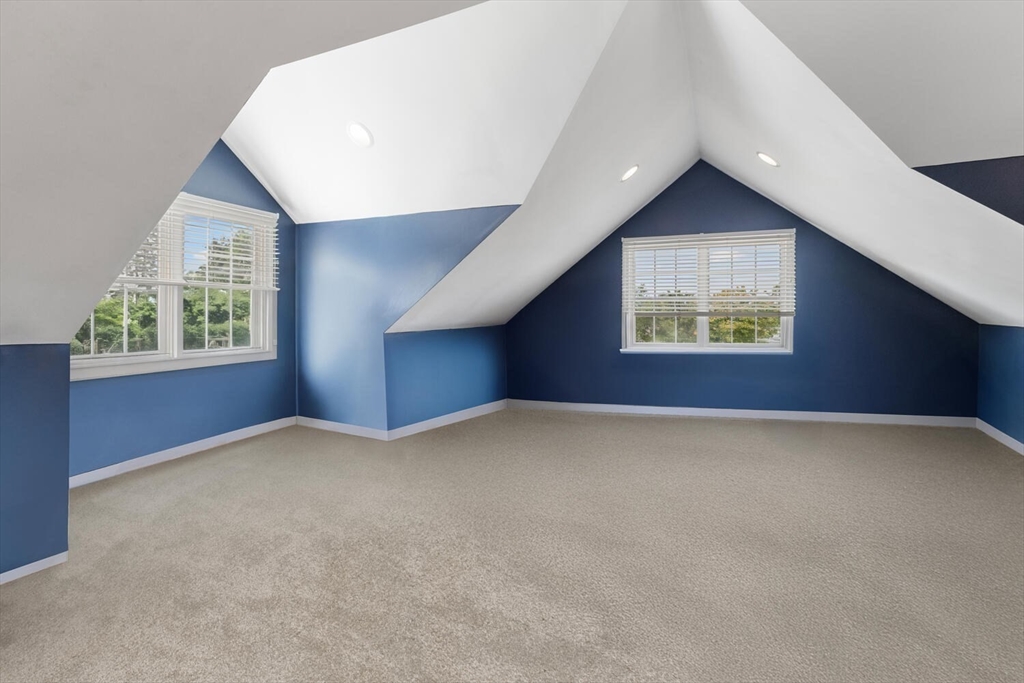 4 Mcdonald Farm Rd Wakefield, MA 01880 4 Mcdonald Farm Rd Wakefield, MA 01880