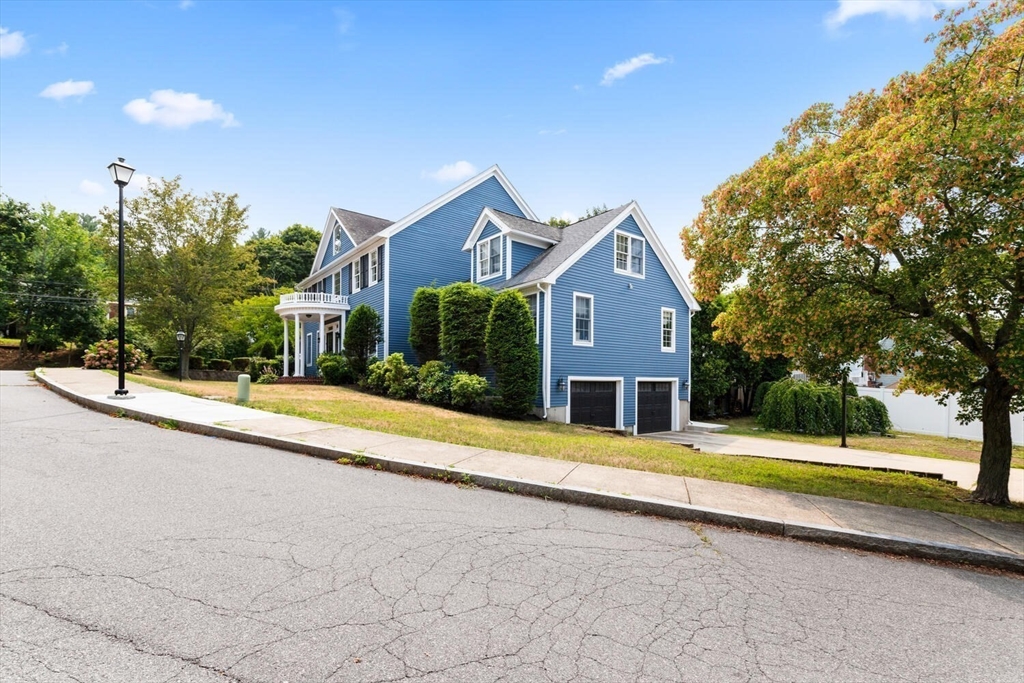 4 Mcdonald Farm Rd Wakefield, MA 01880 4 Mcdonald Farm Rd Wakefield, MA 01880