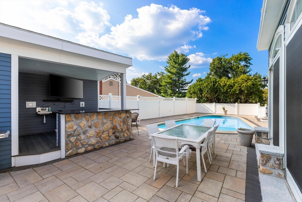 4 Mcdonald Farm Rd Wakefield, MA 01880 4 Mcdonald Farm Rd Wakefield, MA 01880