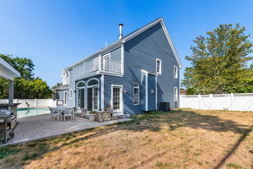 4 Mcdonald Farm Rd Wakefield, MA 01880 4 Mcdonald Farm Rd Wakefield, MA 01880