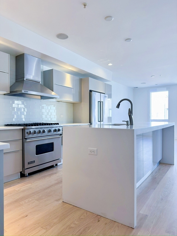 403 W 1st St #201
