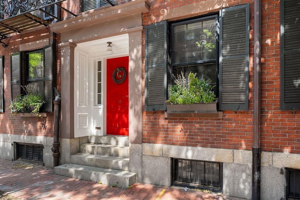 15 W Cedar St Boston, MA 02108 15 W Cedar St Boston, MA 02108