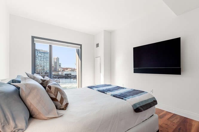 300 Pier 4th Blvd #5C Boston, MA 02210 300 Pier 4th Blvd #5C Boston, MA 02210