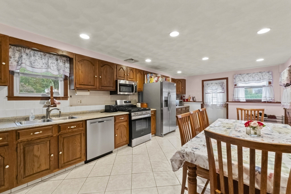 55 West Park Dr Wakefield, MA 01880 55 West Park Dr Wakefield, MA 01880