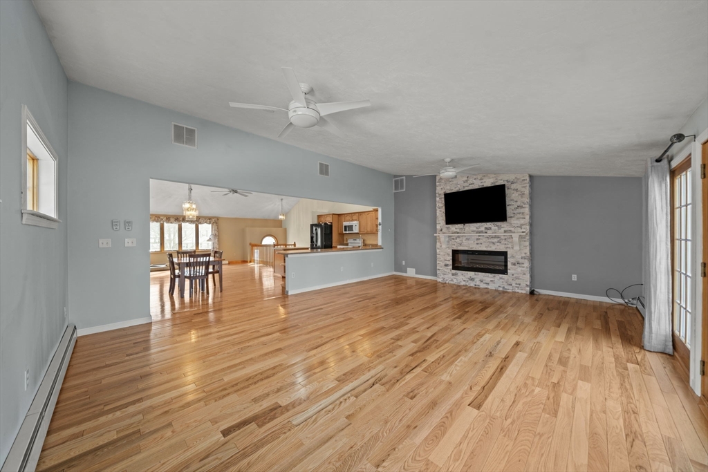 5 Jessica Ln Wakefield, MA 01880