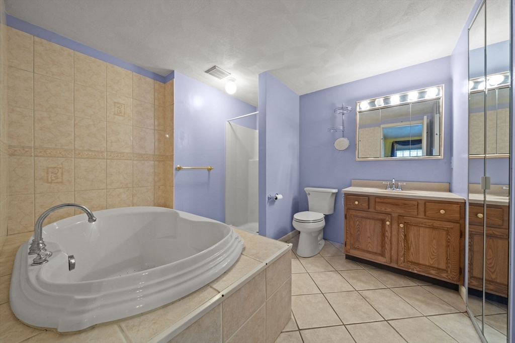 5 Jessica Ln Wakefield, MA 01880