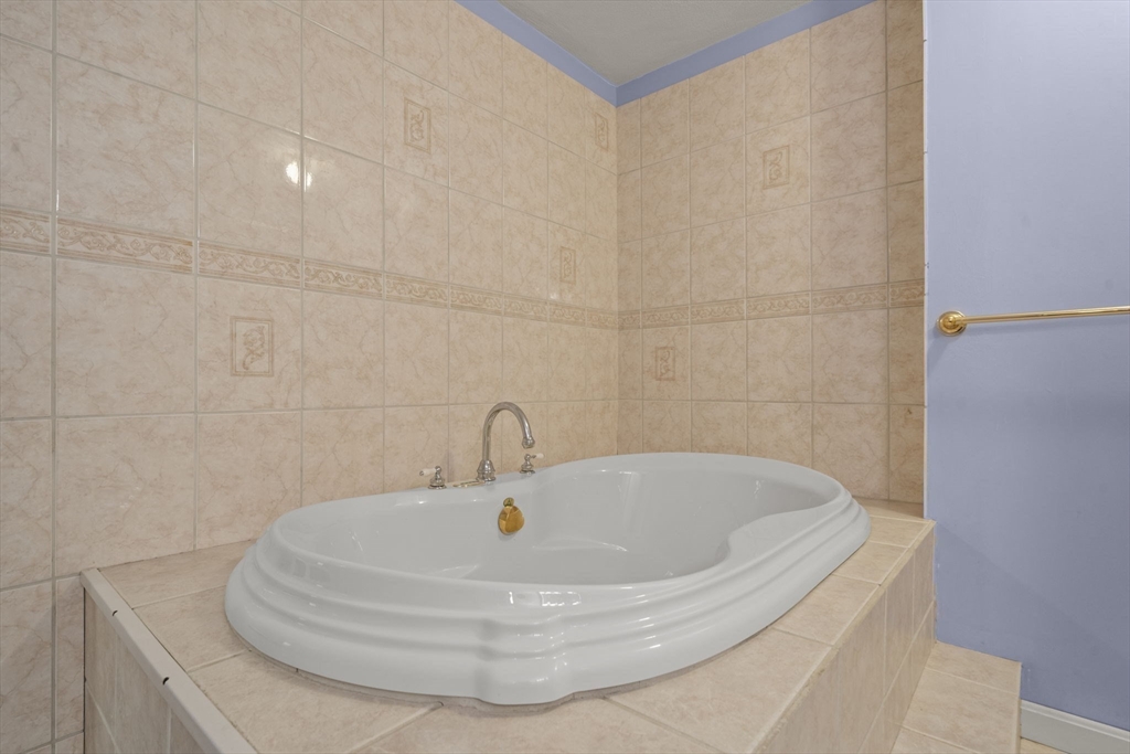 5 Jessica Ln Wakefield, MA 01880