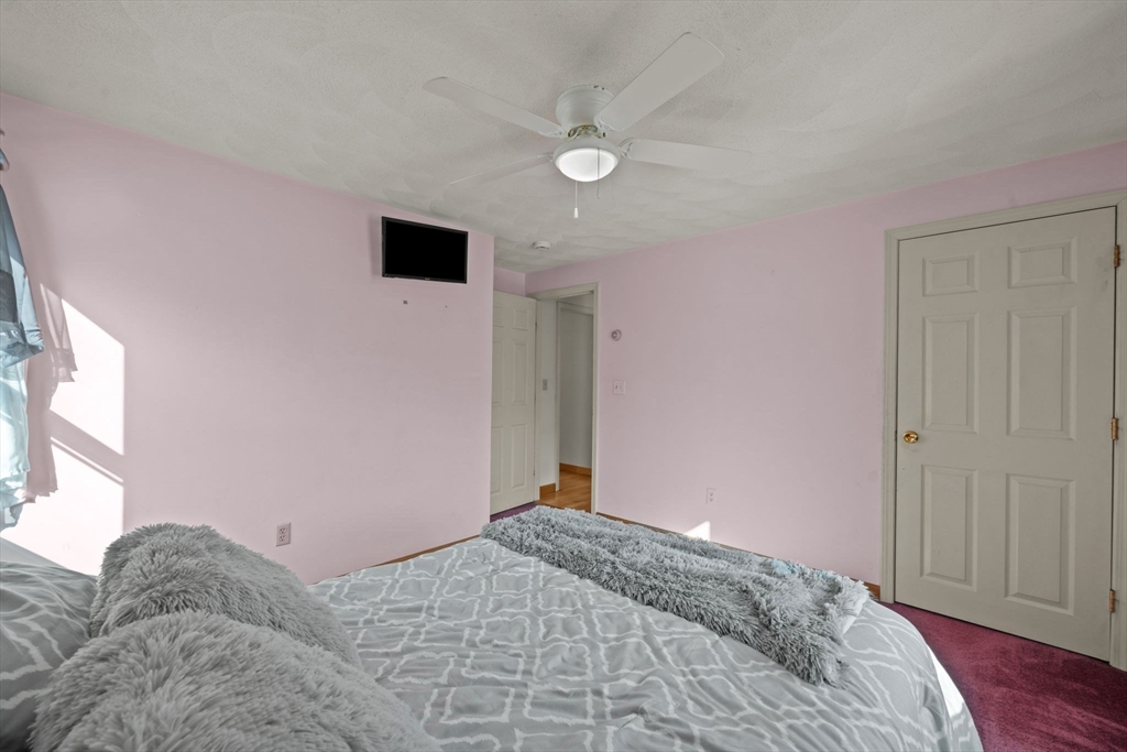 5 Jessica Ln Wakefield, MA 01880