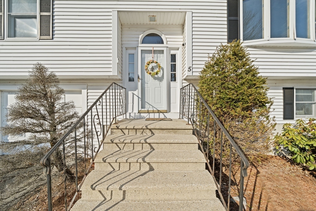 5 Jessica Ln Wakefield, MA 01880