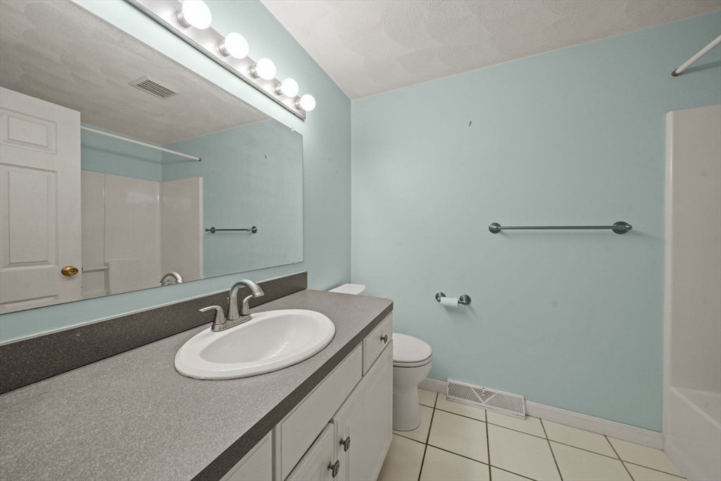 5 Jessica Ln Wakefield, MA 01880