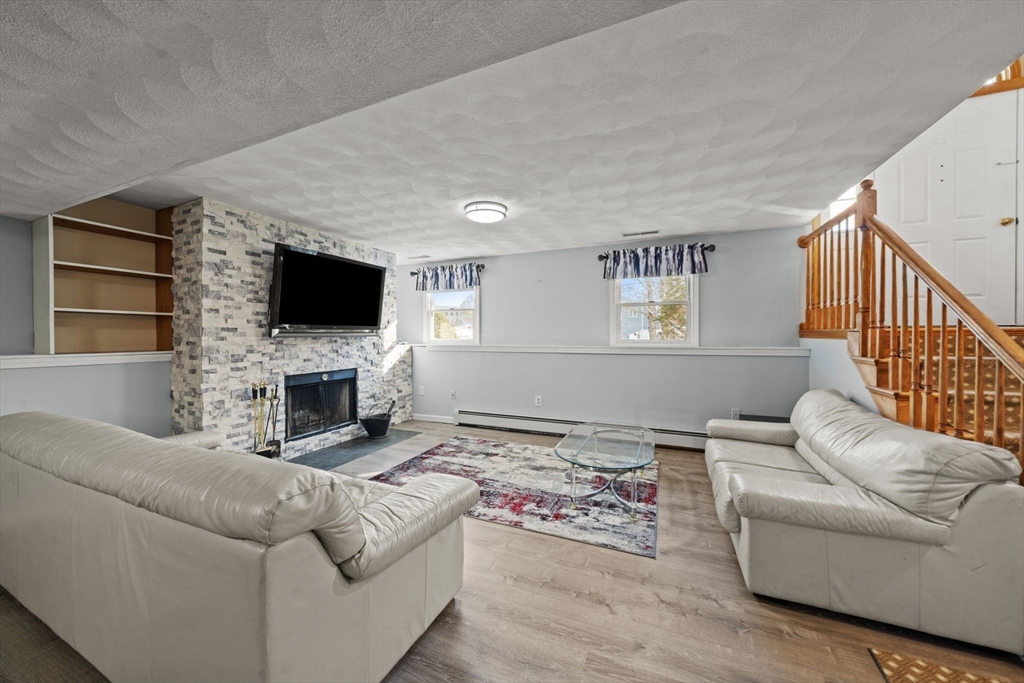 5 Jessica Ln Wakefield, MA 01880