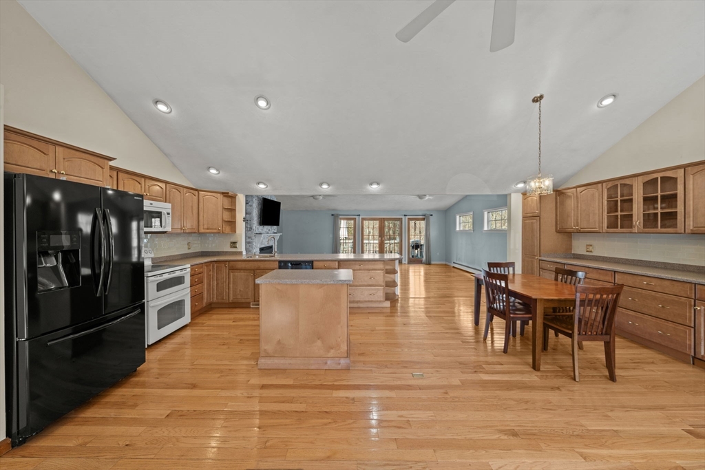 5 Jessica Ln Wakefield, MA 01880