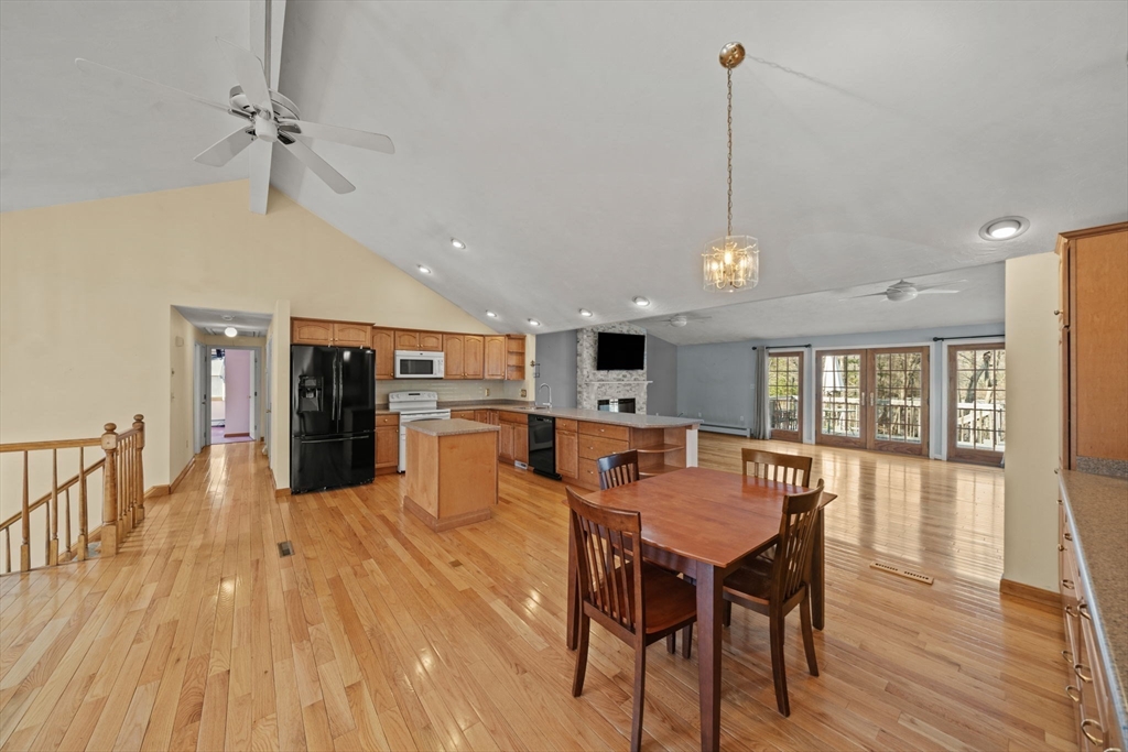 5 Jessica Ln Wakefield, MA 01880