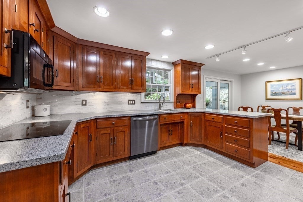 2 Rosemary Ave Wakefield, MA 01880