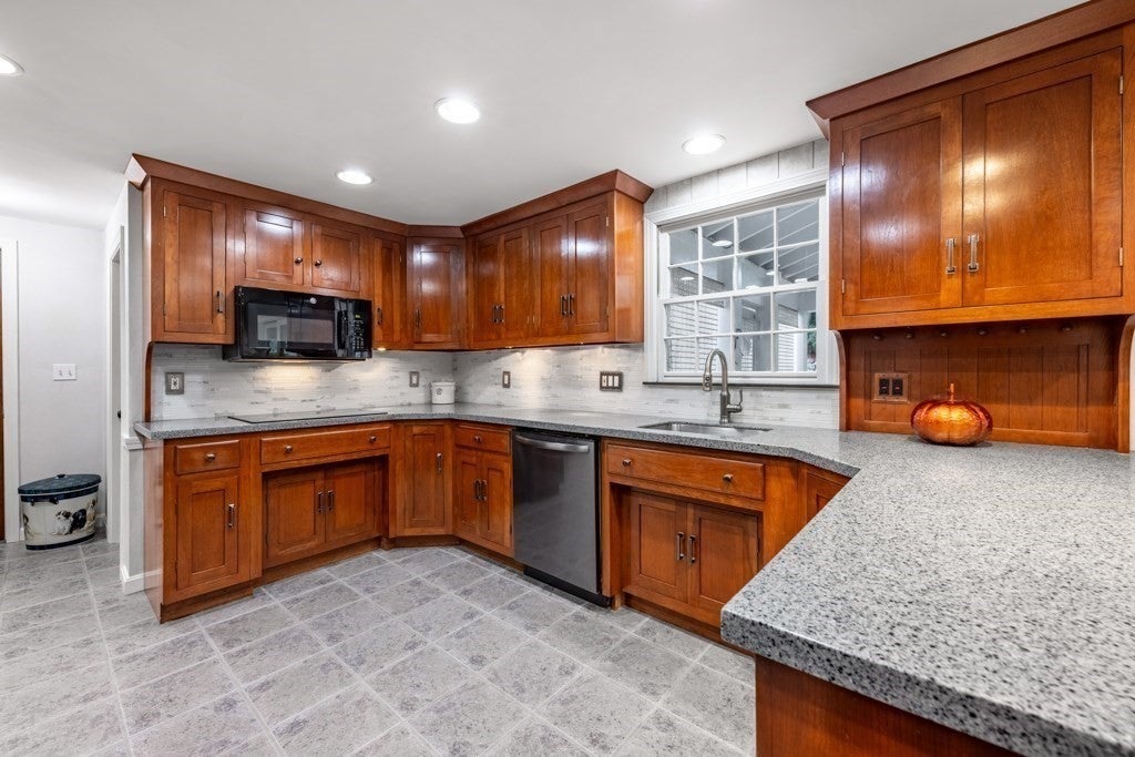 2 Rosemary Ave Wakefield, MA 01880