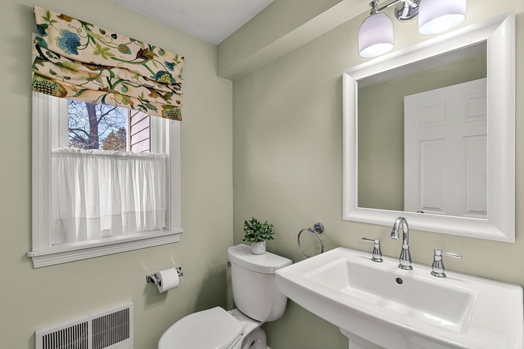 24 Gladstone St Wakefield, MA 01880