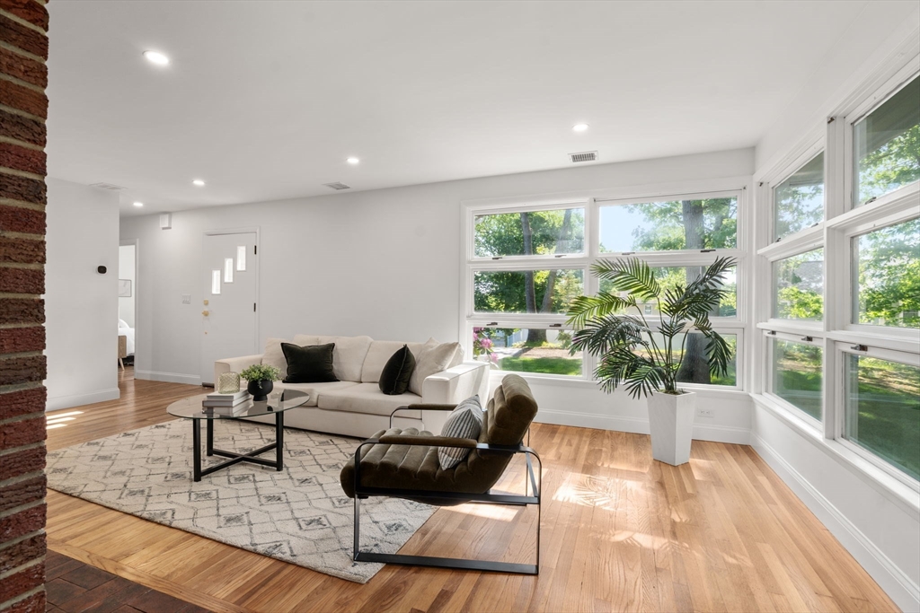 8 Everett St Wakefield, MA 01880